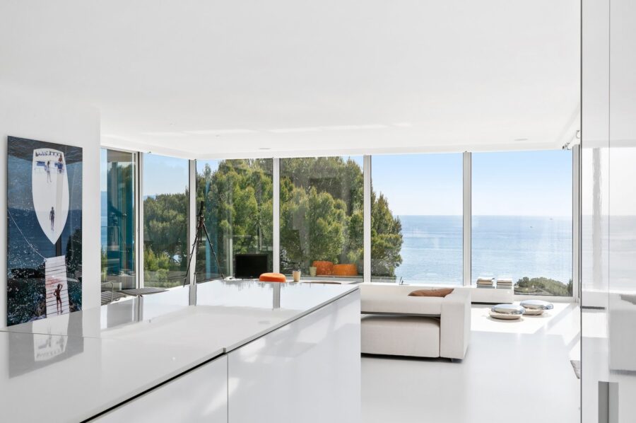 villa-abbey-kitchen-livingspace-modern-seaview-unique-capantibes