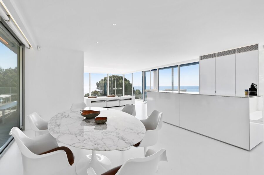 villa-abbey-kitchen-modern-futuristic-luxury-capantibes