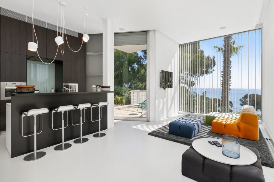 villa-abbey-kitchen-openplan-modern-interior-unique-capantibes