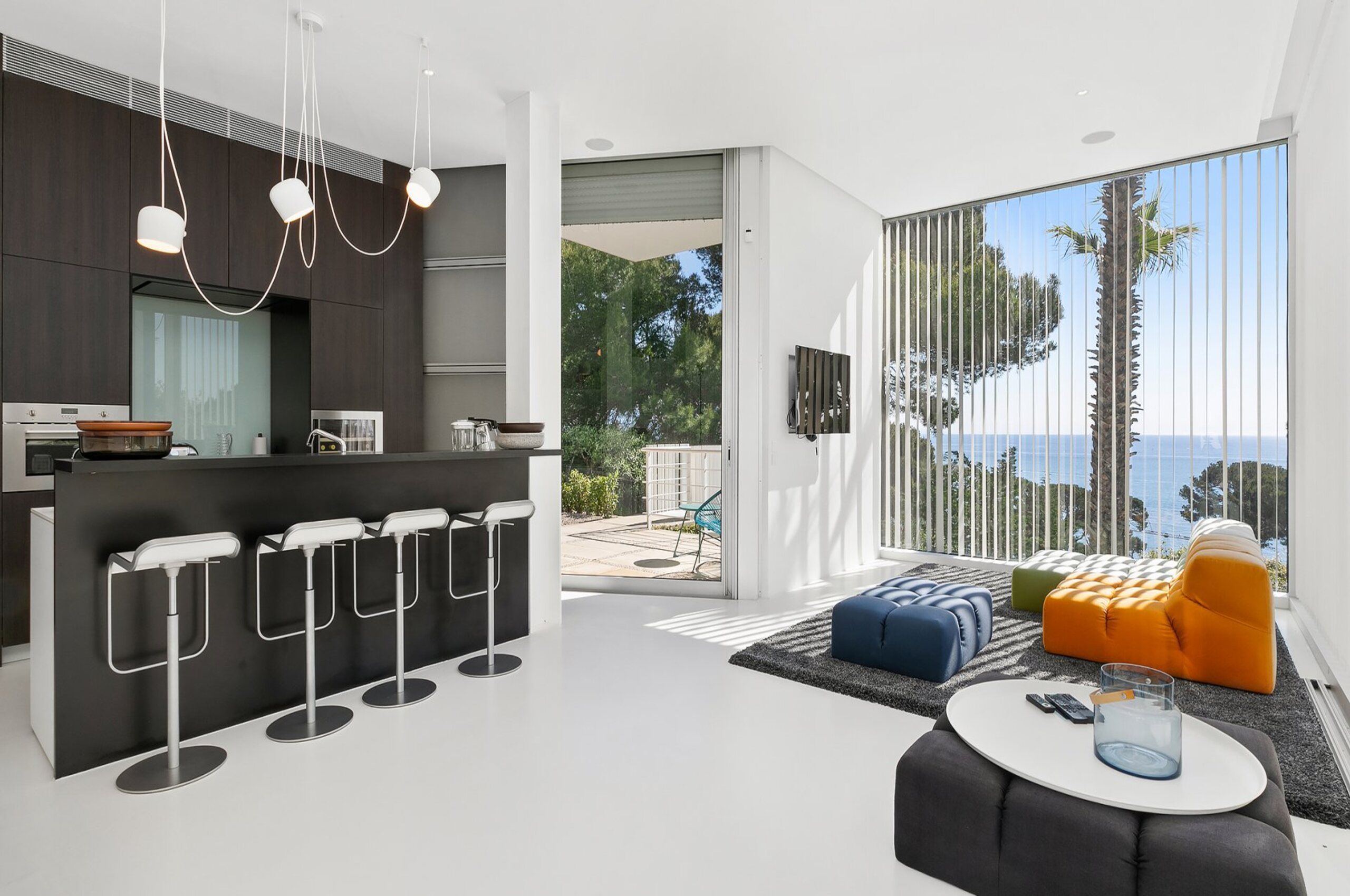 villa-abbey-kitchen-openplan-modern-interior-unique-capantibes