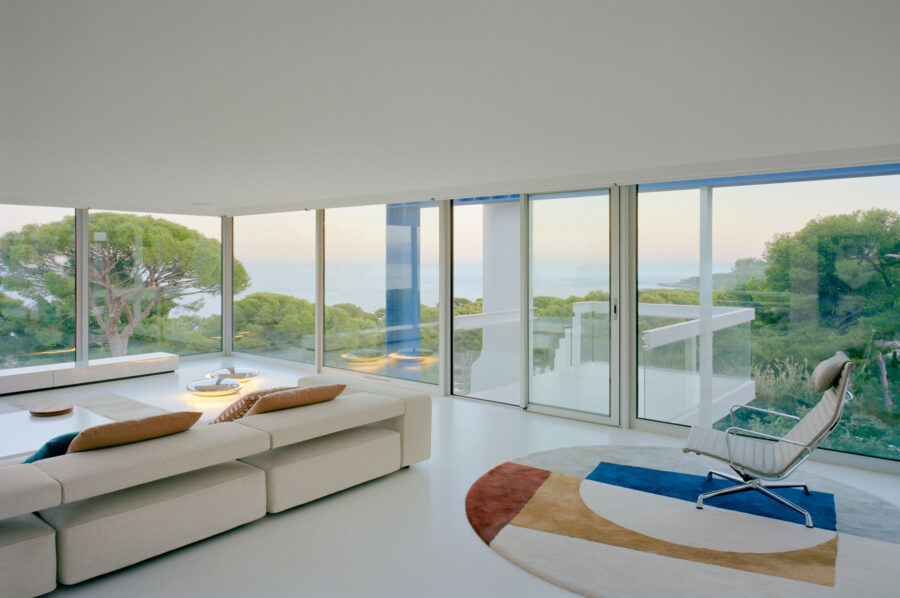 villa-abbey-livingroom-futuristic-modern-design-luxury-capantibes