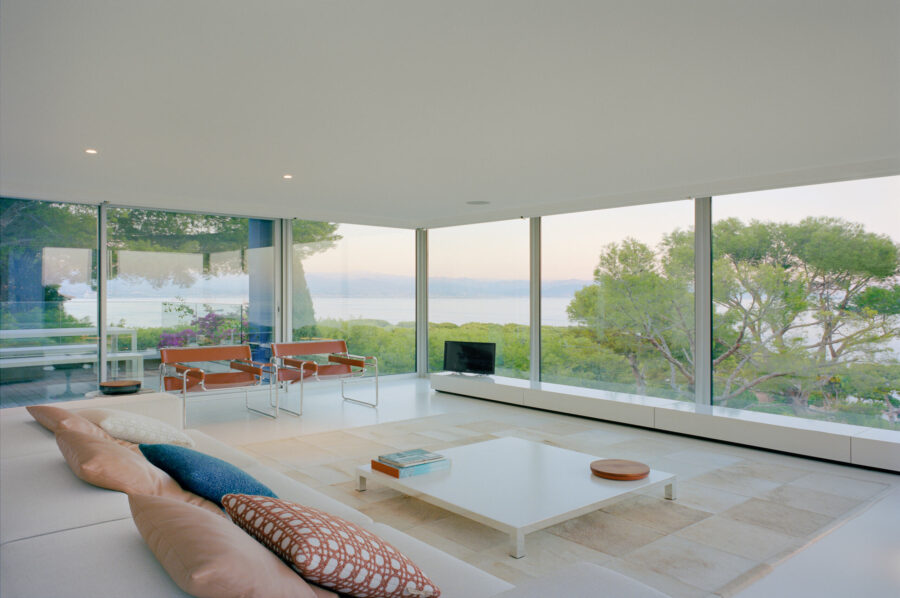 villa-abbey-livingroom-modern-designer-interior-seaview-capantibes