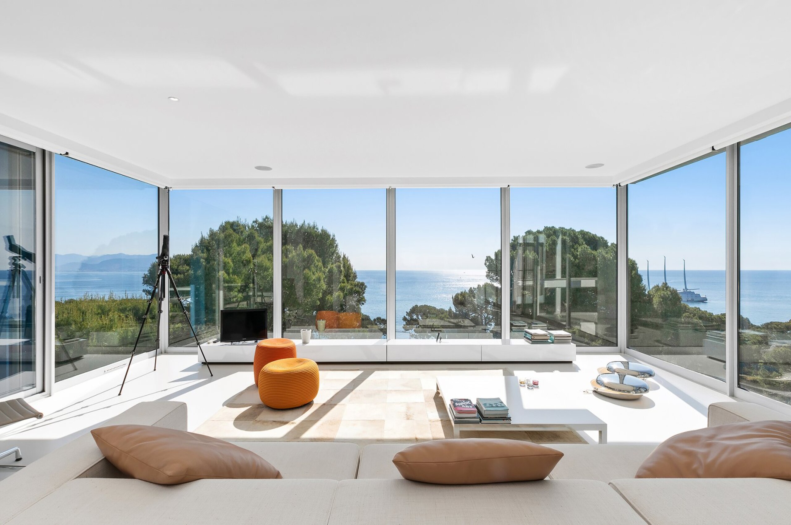 villa-abbey-livingroom-seaview-luxury-modern-capantibes