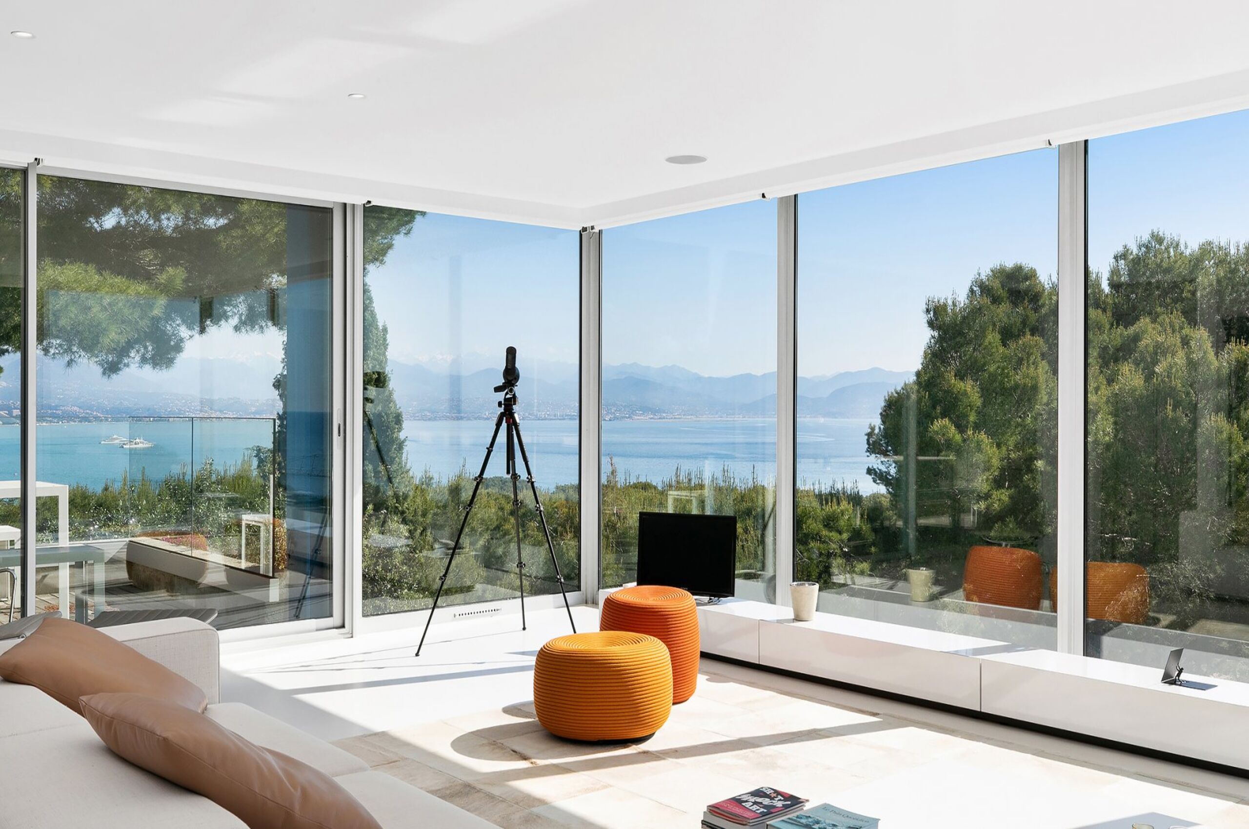 villa-abbey-livingroom-seaview-modern-luxury-capantibes