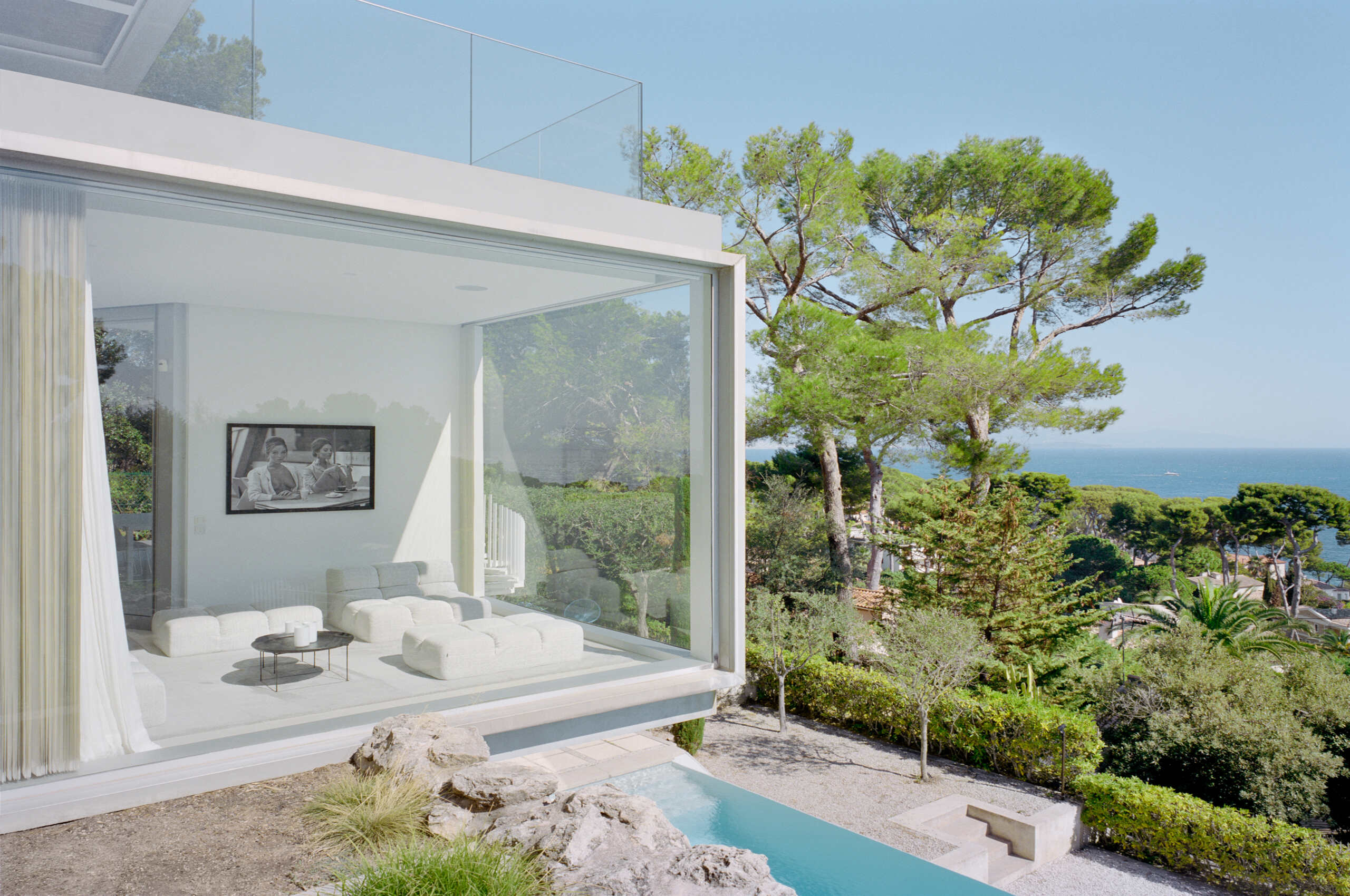 villa-abbey-mainpage-exterior-livingroom-seaview-modern-architecture-capantibes