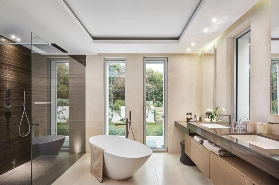 villa-alania-bathroom-bathtub-walk-in-shower-garden-views-luxury-Capd'Antibes