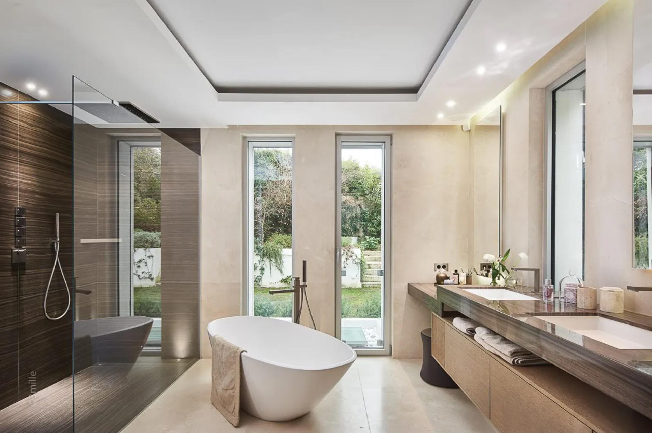 villa-alania-bathroom-bathtub-walk-in-shower-garden-views-luxury-Capd'Antibes