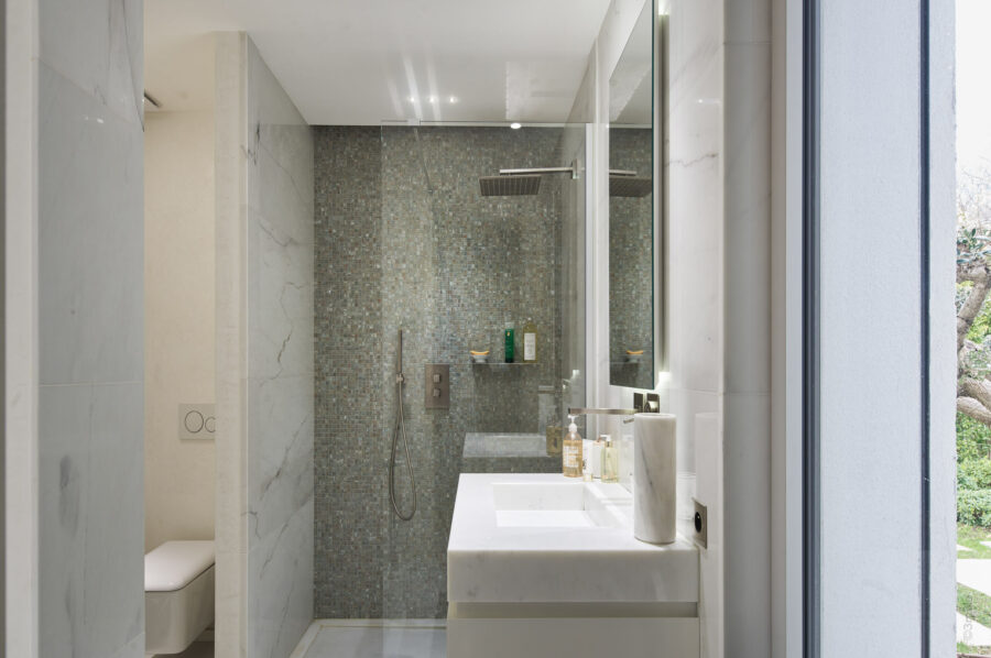 villa-alania-bathroom-modern-luxury-light-capantibes