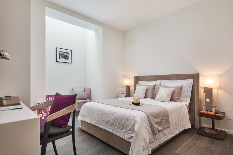 villa-alania-bedroom-bright-luxury-modern-interior-capantibes