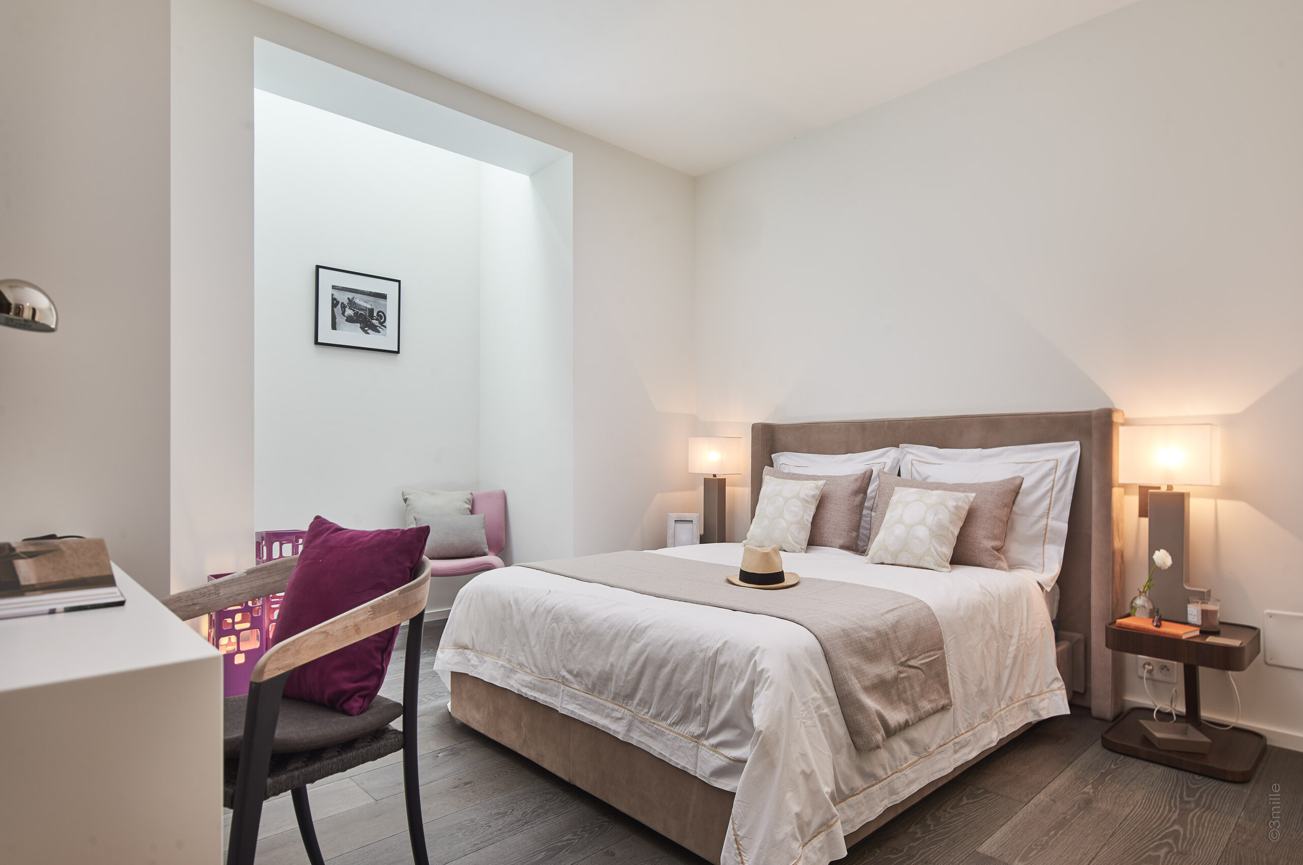 villa-alania-bedroom-bright-luxury-modern-interior-capantibes