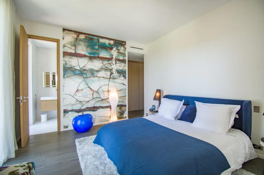 villa-alania-bedroom-serene-design-ensuite-bathroom-luxury-Capd'Antibes