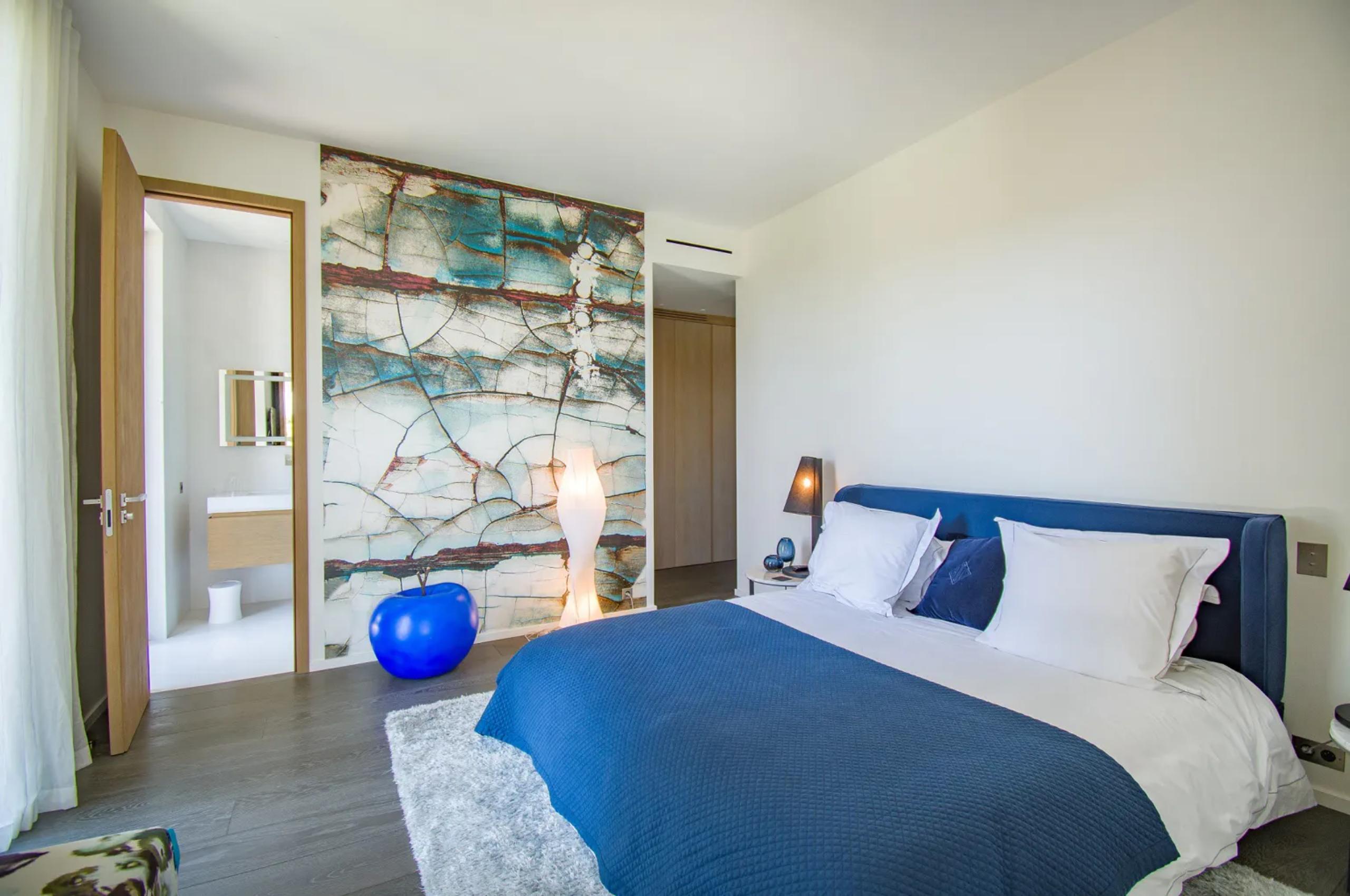 villa-alania-bedroom-serene-design-ensuite-bathroom-luxury-Capd'Antibes