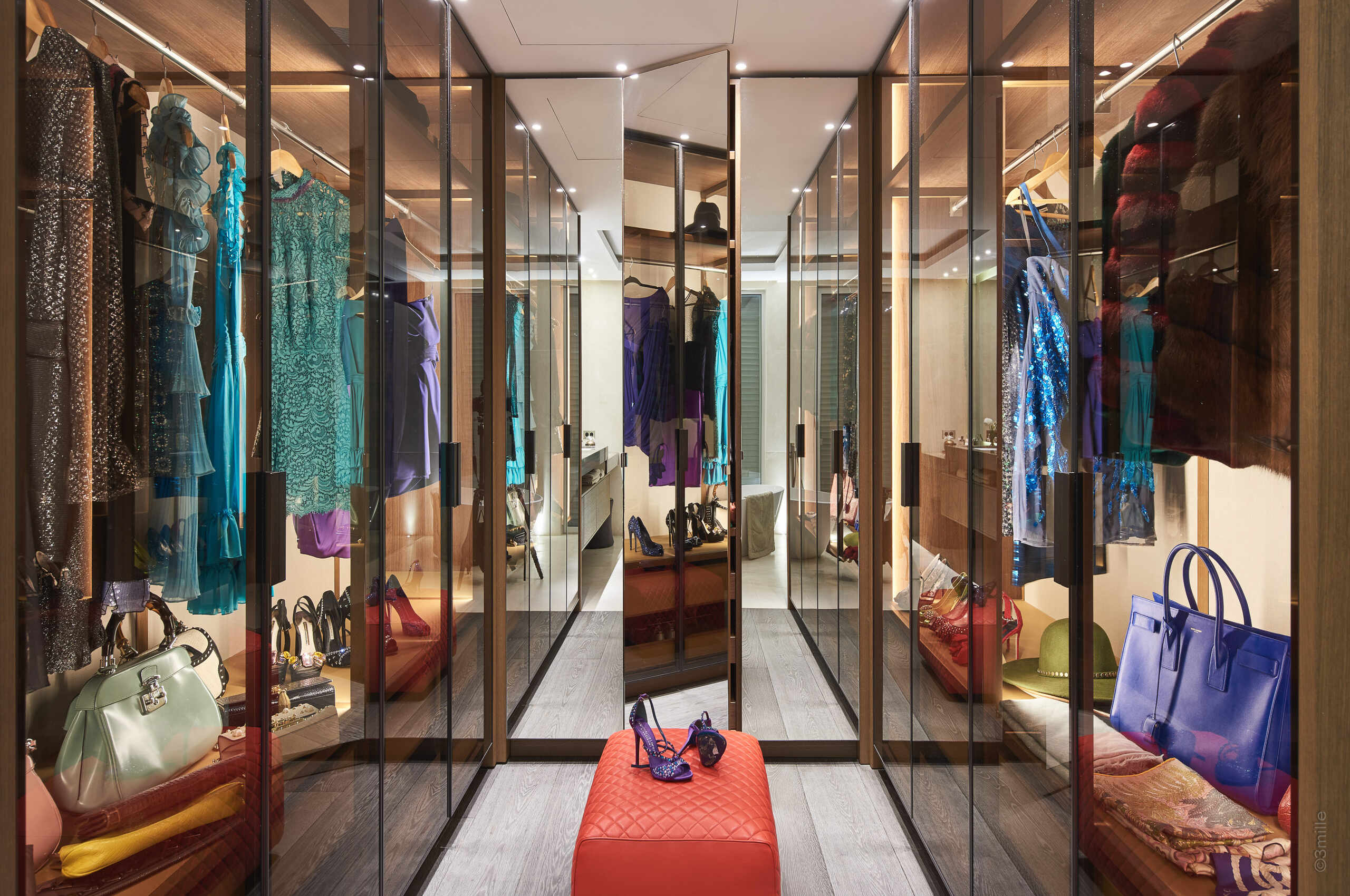 villa-alania-dressingroom-luxury-modern-clothes-closet-capantibes