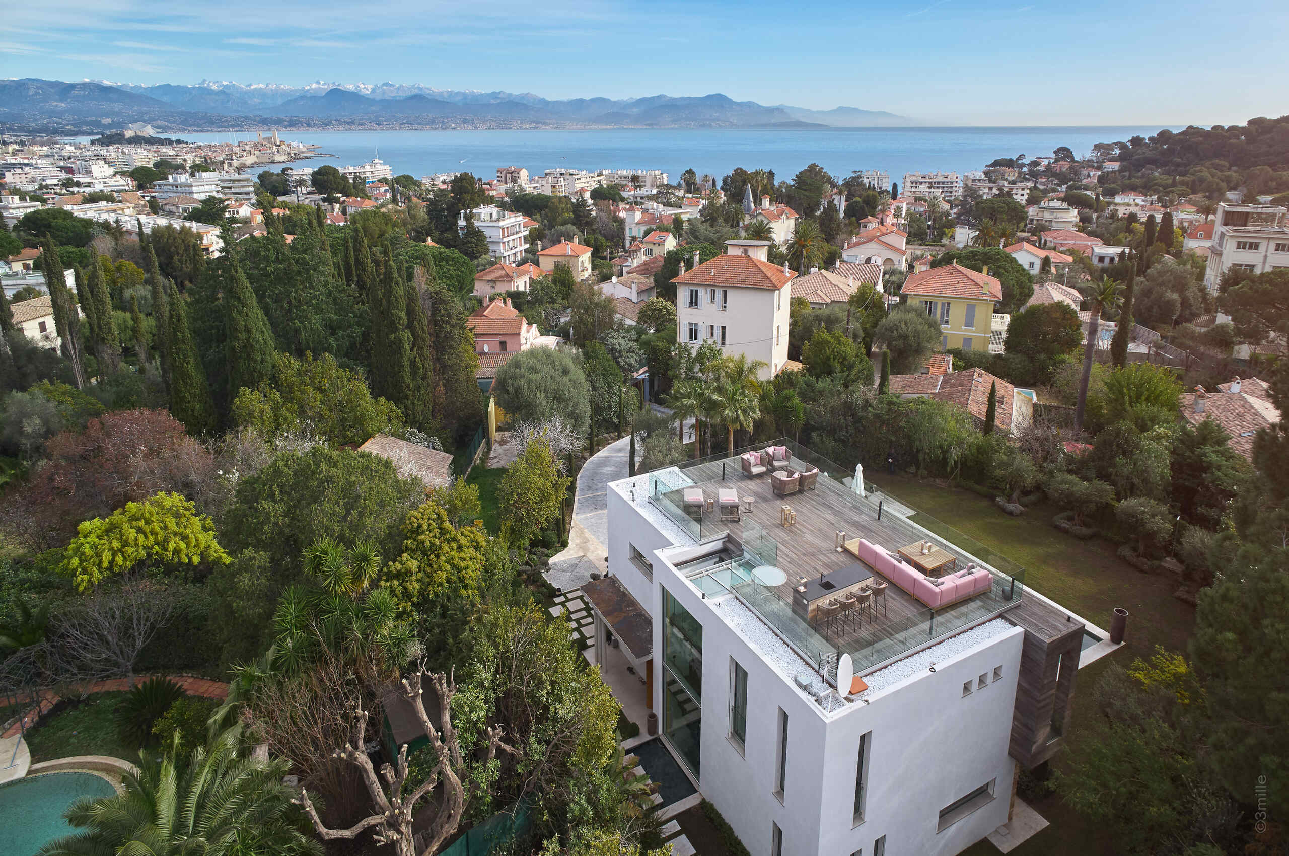 villa-alania-exterior-aerial-seaview-roofterrace-luxury-rental-capantibes
