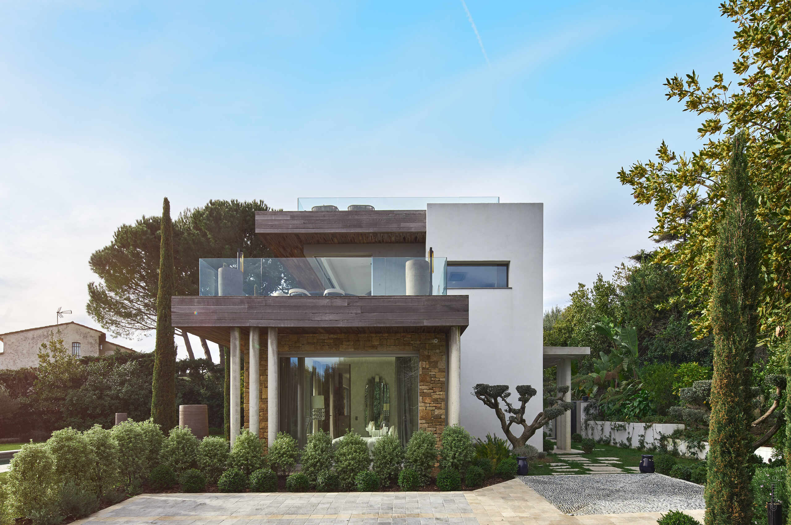 villa-alania-exterior-balcony-garden-stunning-luxury-property-capantibes