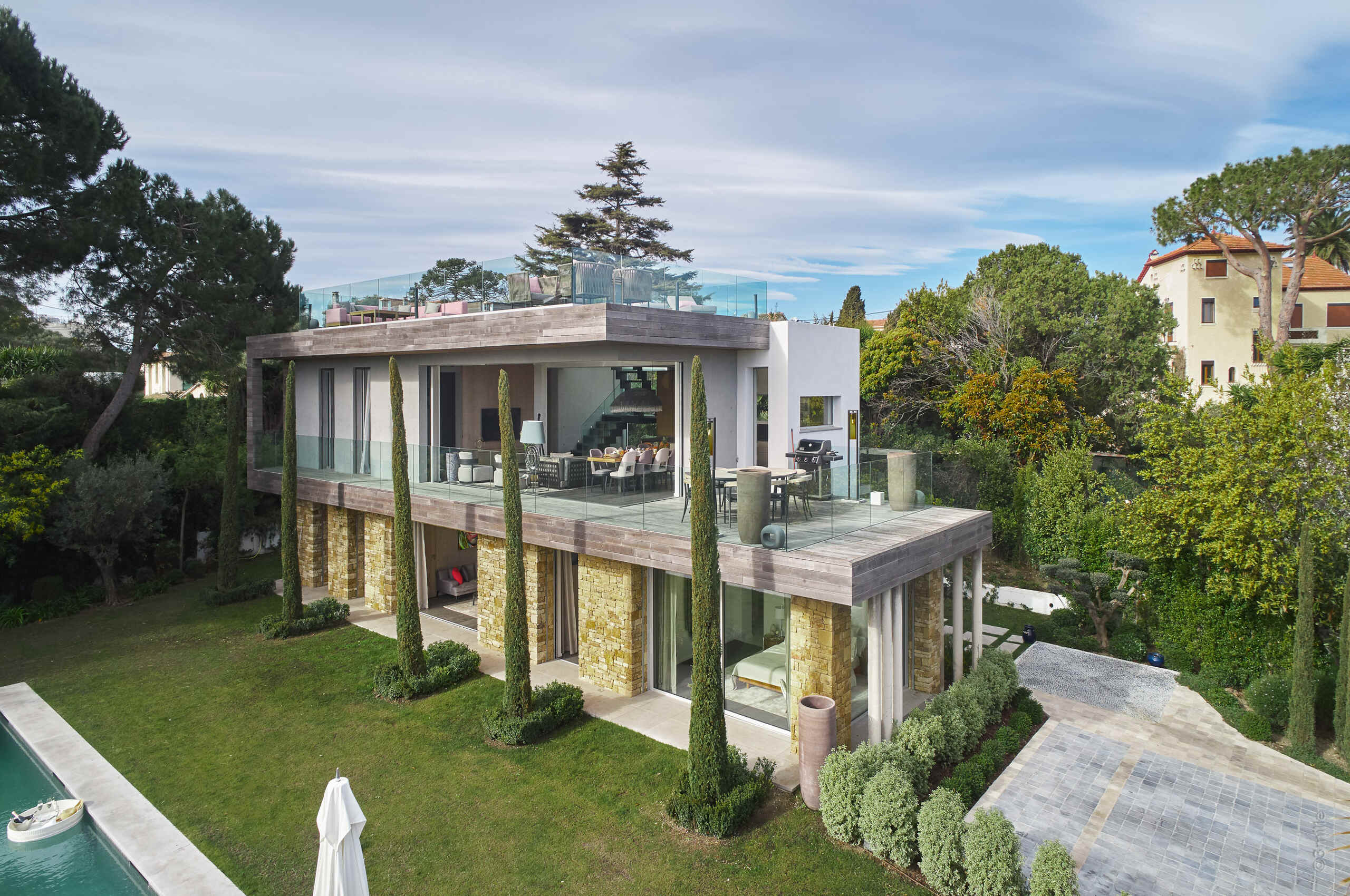 villa-alania-exterior-luxury-retreat-frenchriviera-garden-modern-capantibes