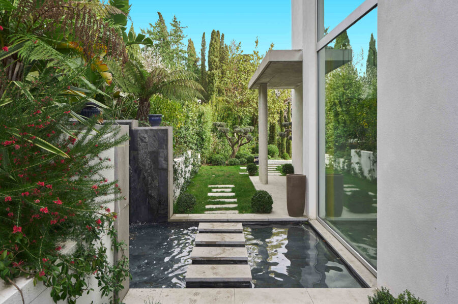 villa-alania-garden-water-feature-paradise-luxury-capantibes