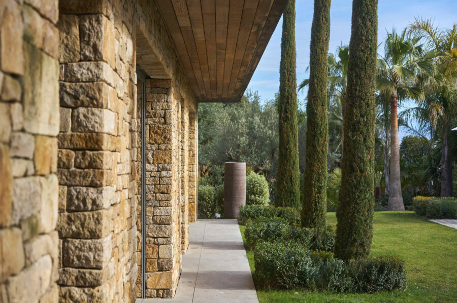 villa-alania-landscaped-garden-beautiful-picturesque-capantibes