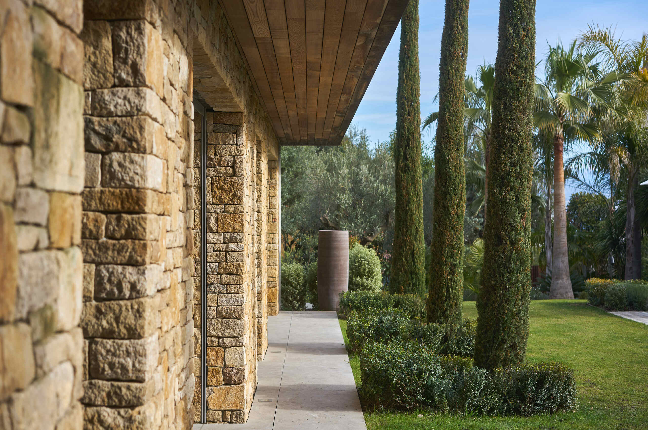 villa-alania-landscaped-garden-beautiful-picturesque-capantibes