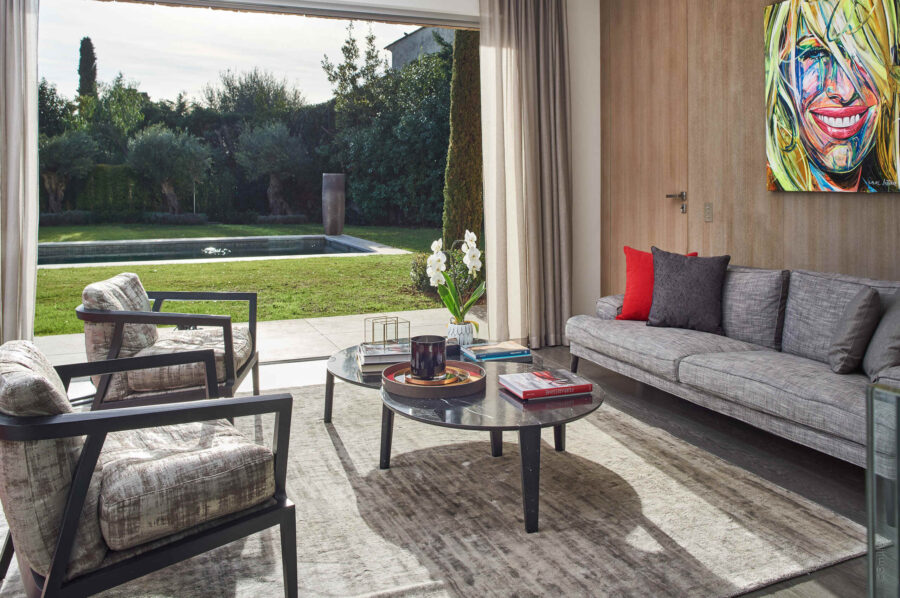 villa-alania-livingroom-poolview-openspace-artwork-interior-capantibes