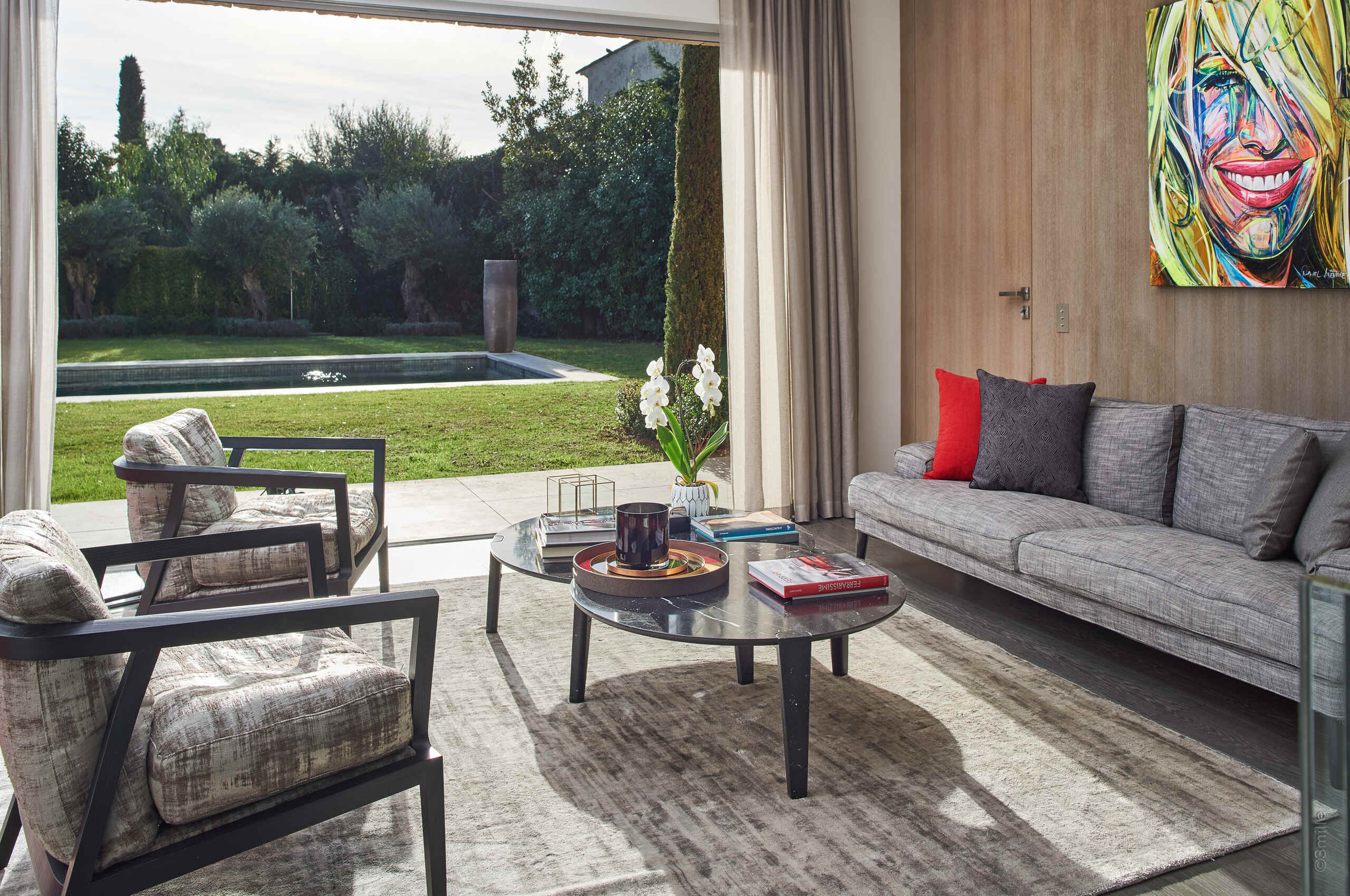 villa-alania-livingroom-poolview-openspace-artwork-interior-capantibes