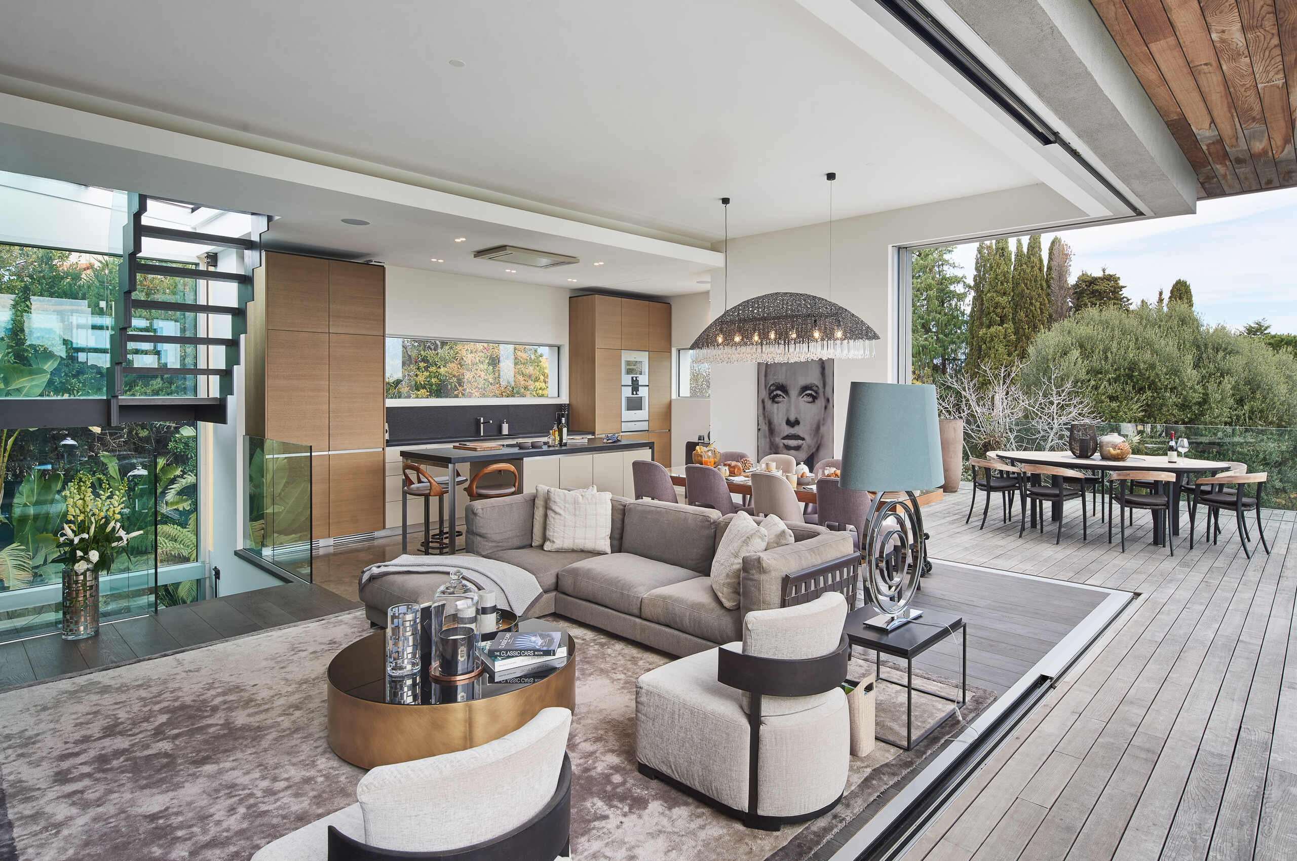 villa-alania-livingspace-openplan-modern-stylish-interior-design-capantibes