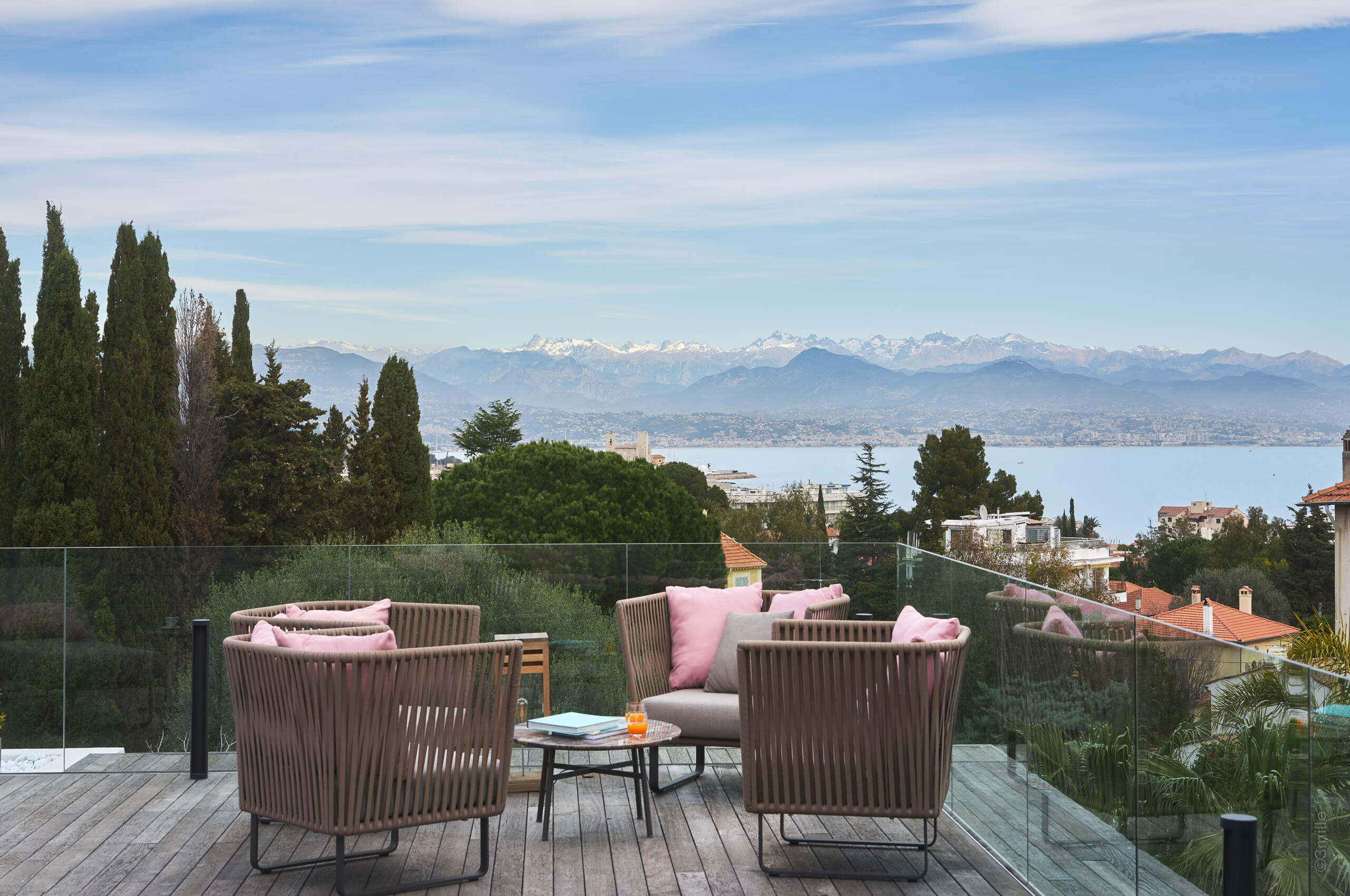 villa-alania-roofterrace-seaview-mountainview-luxury-scenic-capantibes