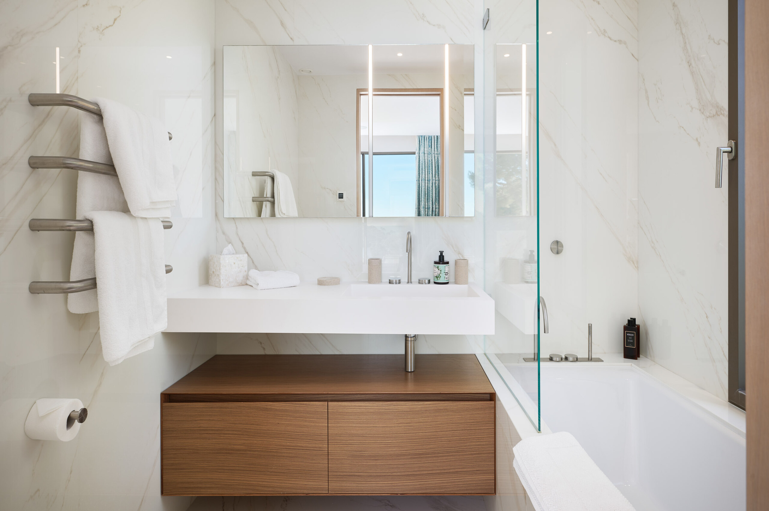 villa-ascot-bathroom-bath-modern-elegant-capantibes