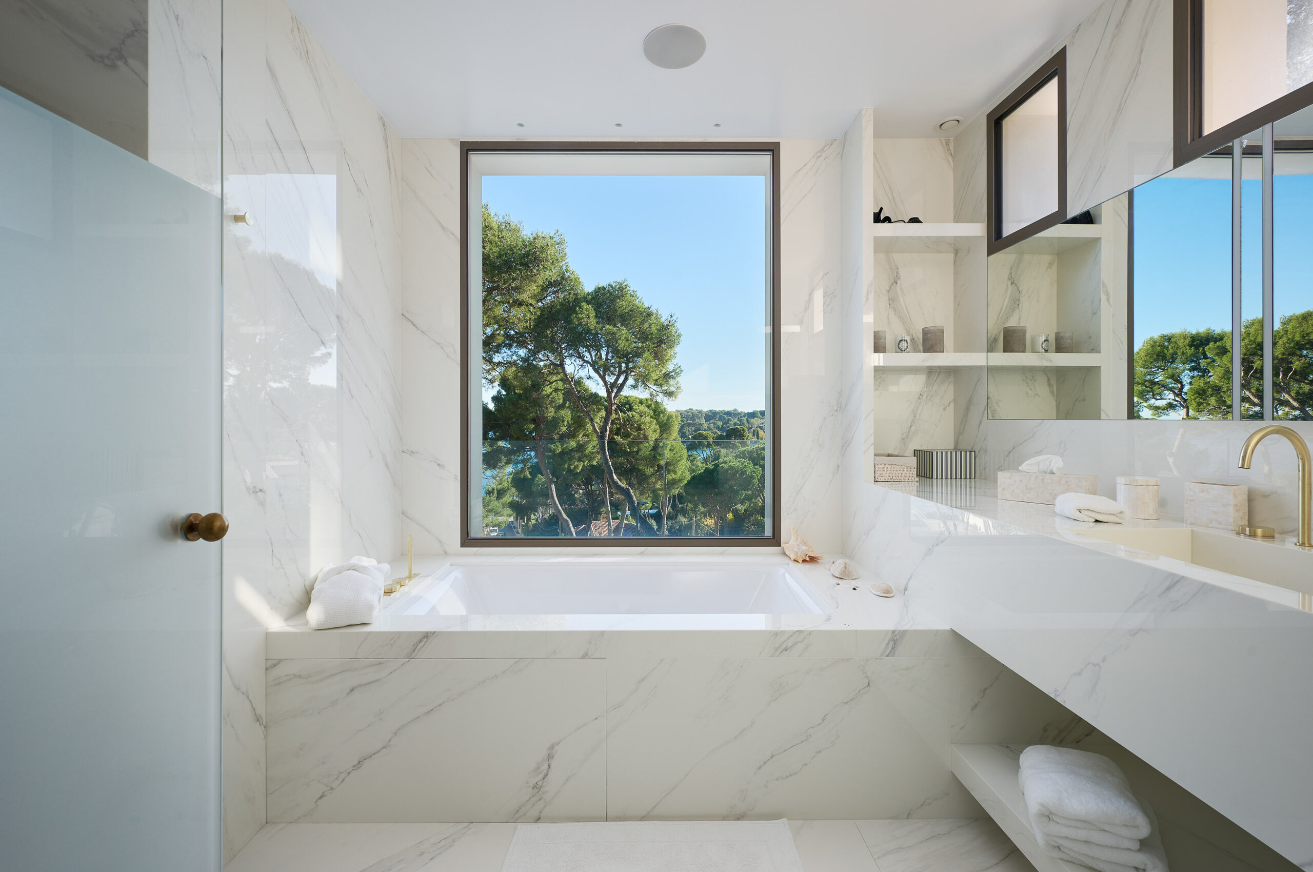 villa-ascot-bathroom-bath-scenicviews-luxury-capantibes