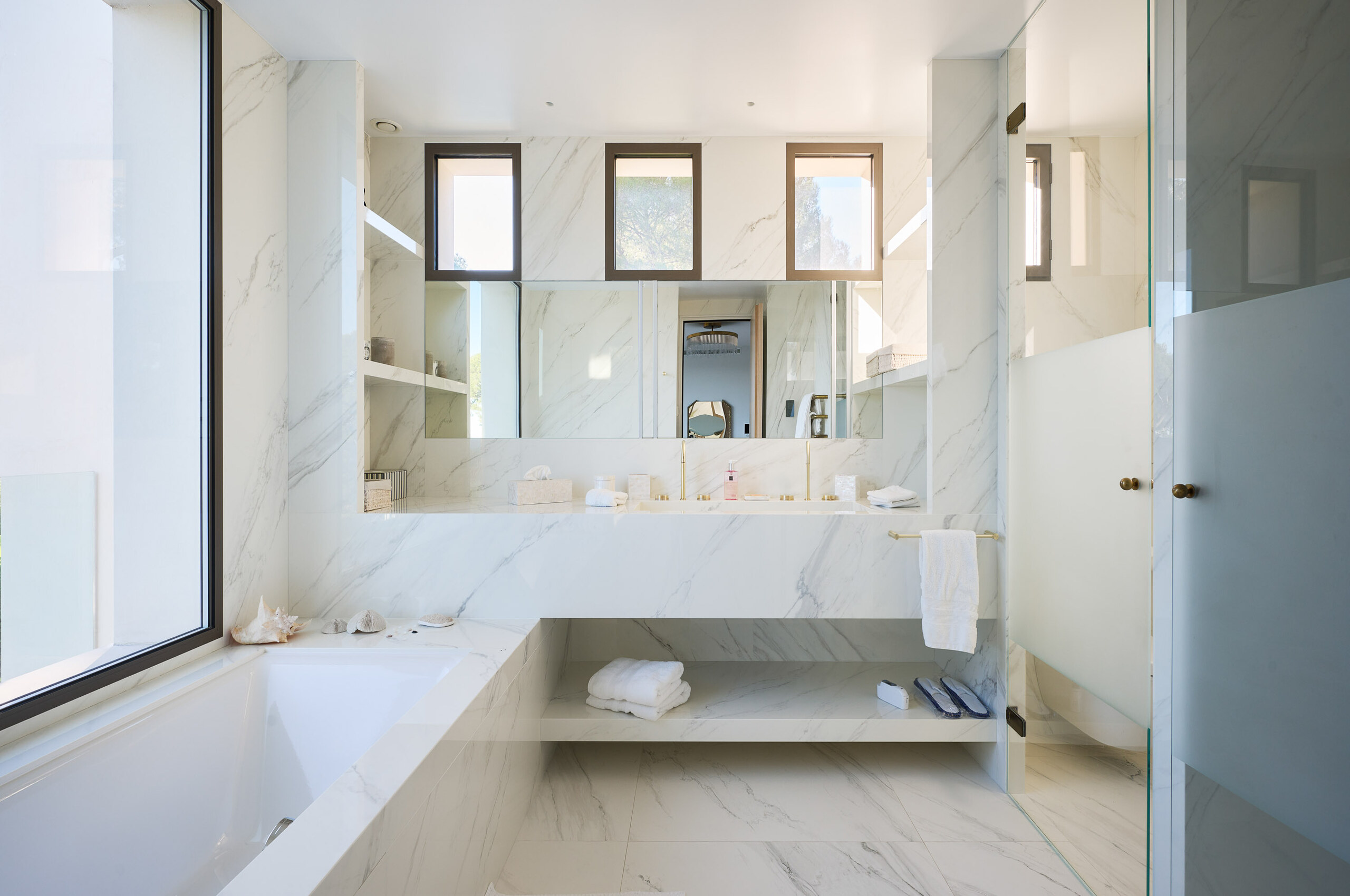 villa-ascot-bathroom-modern-marble-luxury-capantibes