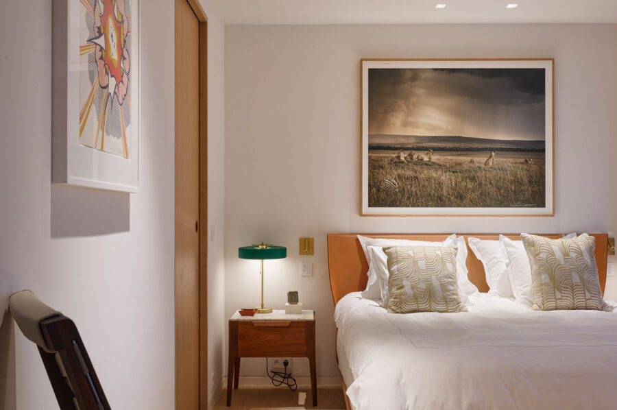 villa-ascot-bedroom-artwork-modern-luxury-interior-capantibes