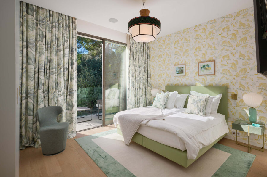 villa-ascot-bedroom-balcony-interior-design-luxury-capantibes