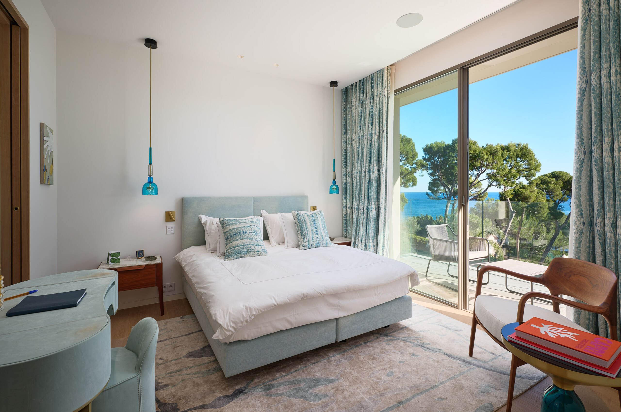 villa-ascot-bedroom-balcony-seaview-elegant-interior-capantibes