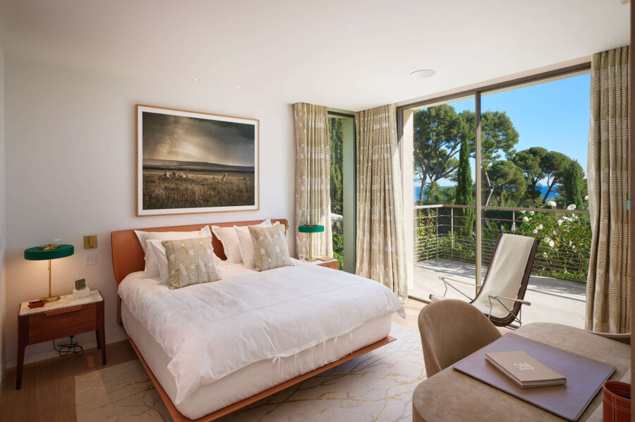 villa-ascot-bedroom-balcony-seaview-modern-interior-elegant-capantibes