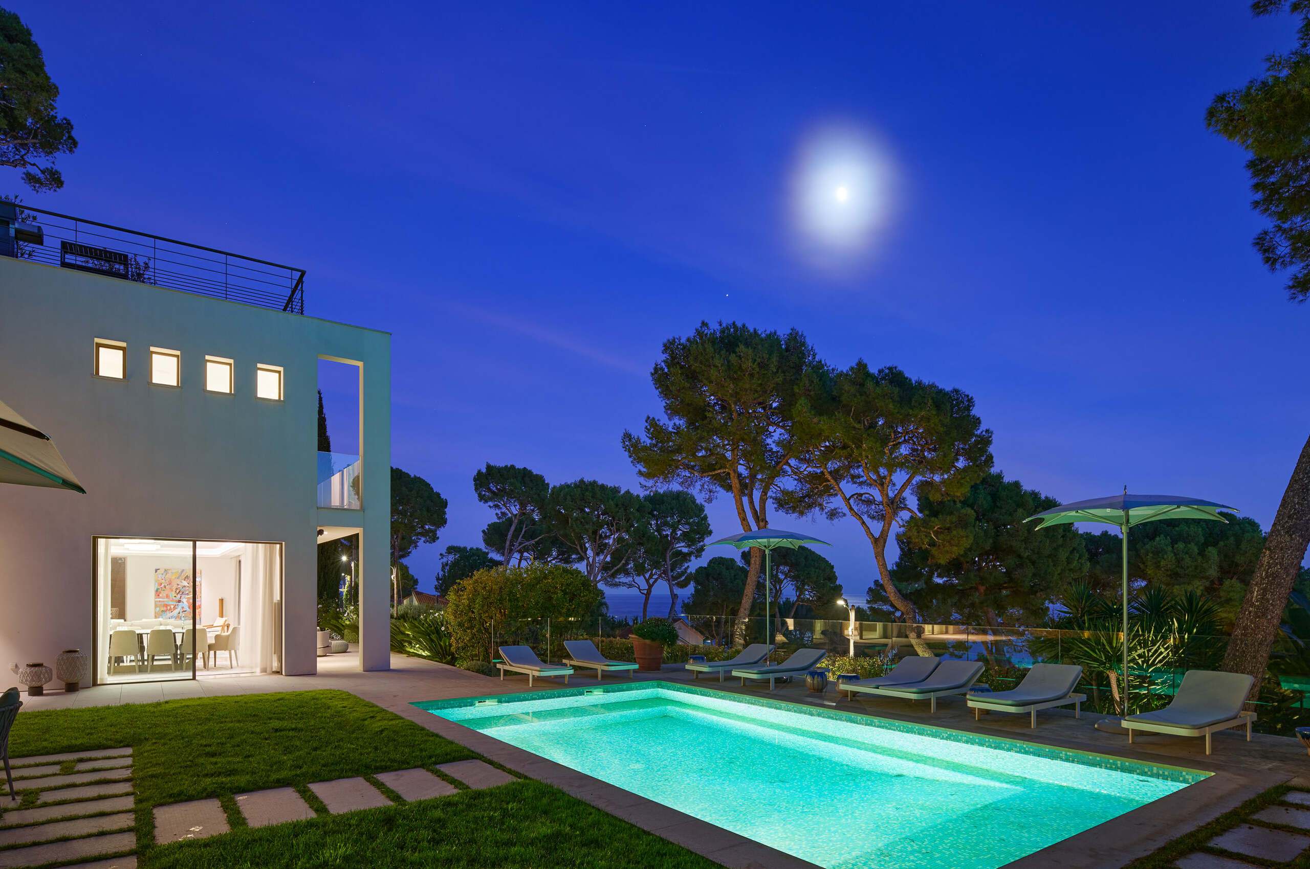 villa-ascot-exterior-pool-night-seaview-luxury-capantibes