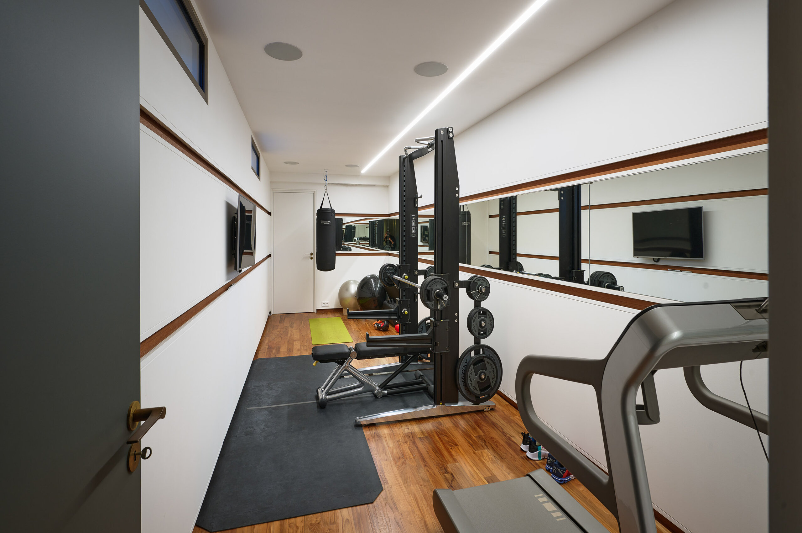 villa-ascot-gym-equipment-bespoke-exercise-fitness-capantibes