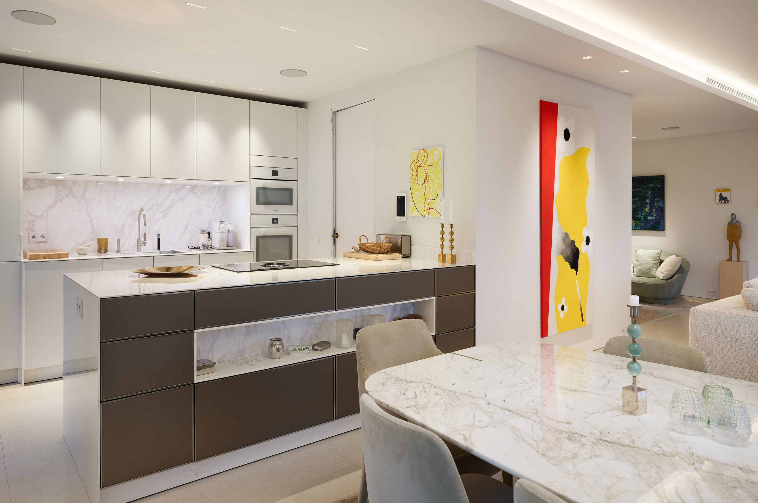 villa-ascot-kitchen-openplan-artwork-luxury-capantibes