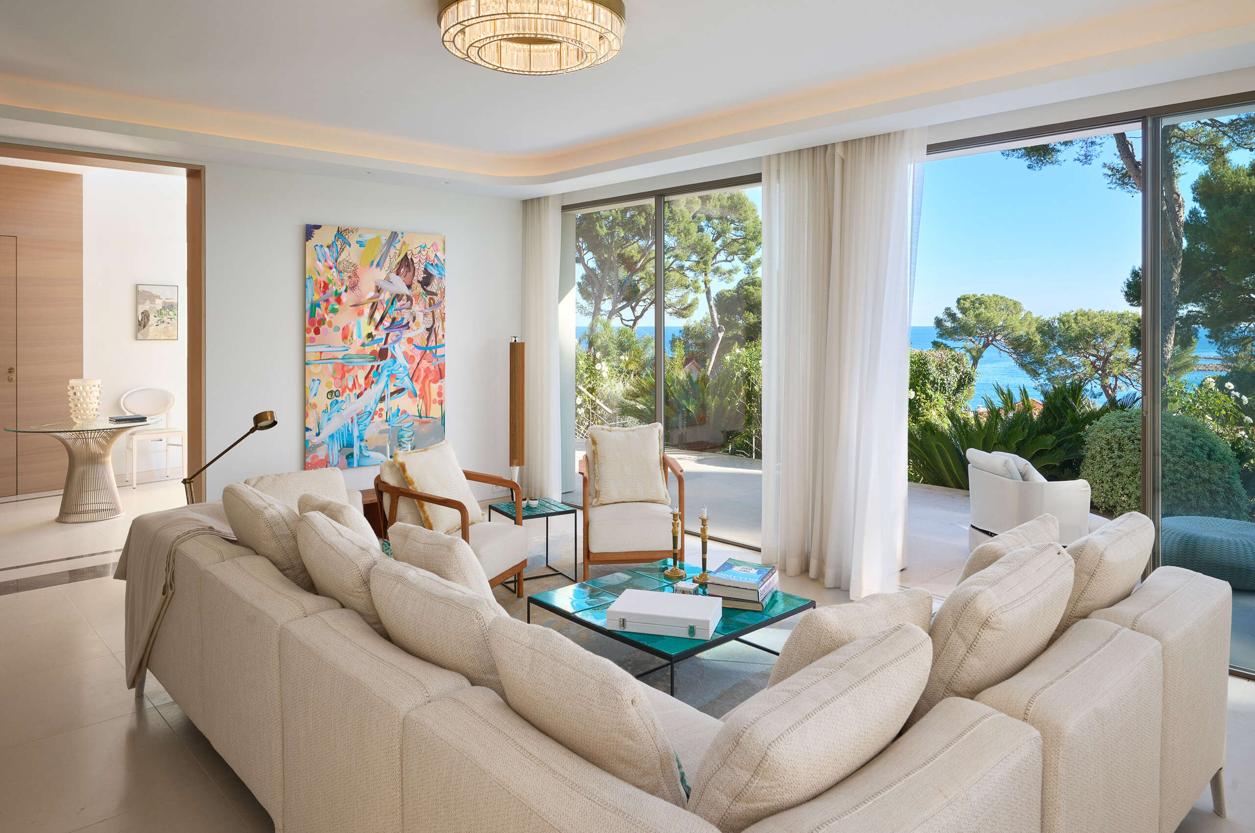 villa-ascot-livingroom-artwork-modern-luxury-capantibes