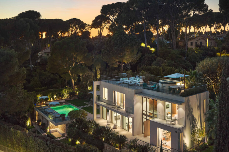 villa-ascot-mainpage-exterior-night-luxury-modern-capantibes