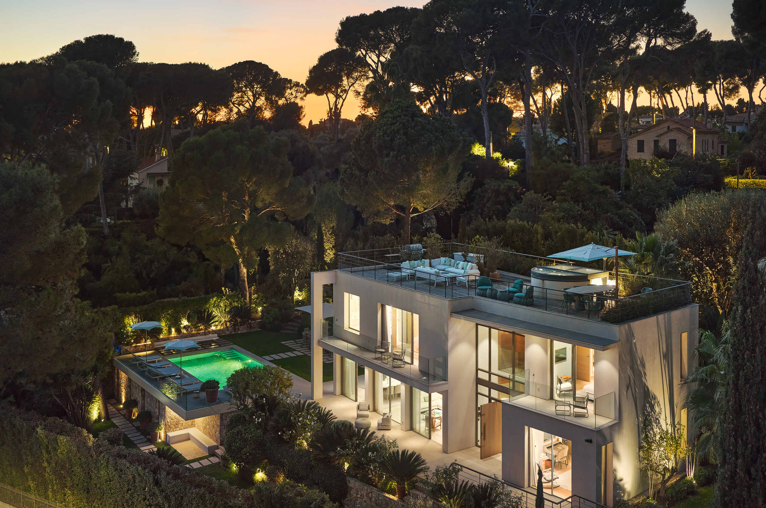 villa-ascot-mainpage-exterior-night-luxury-modern-capantibes