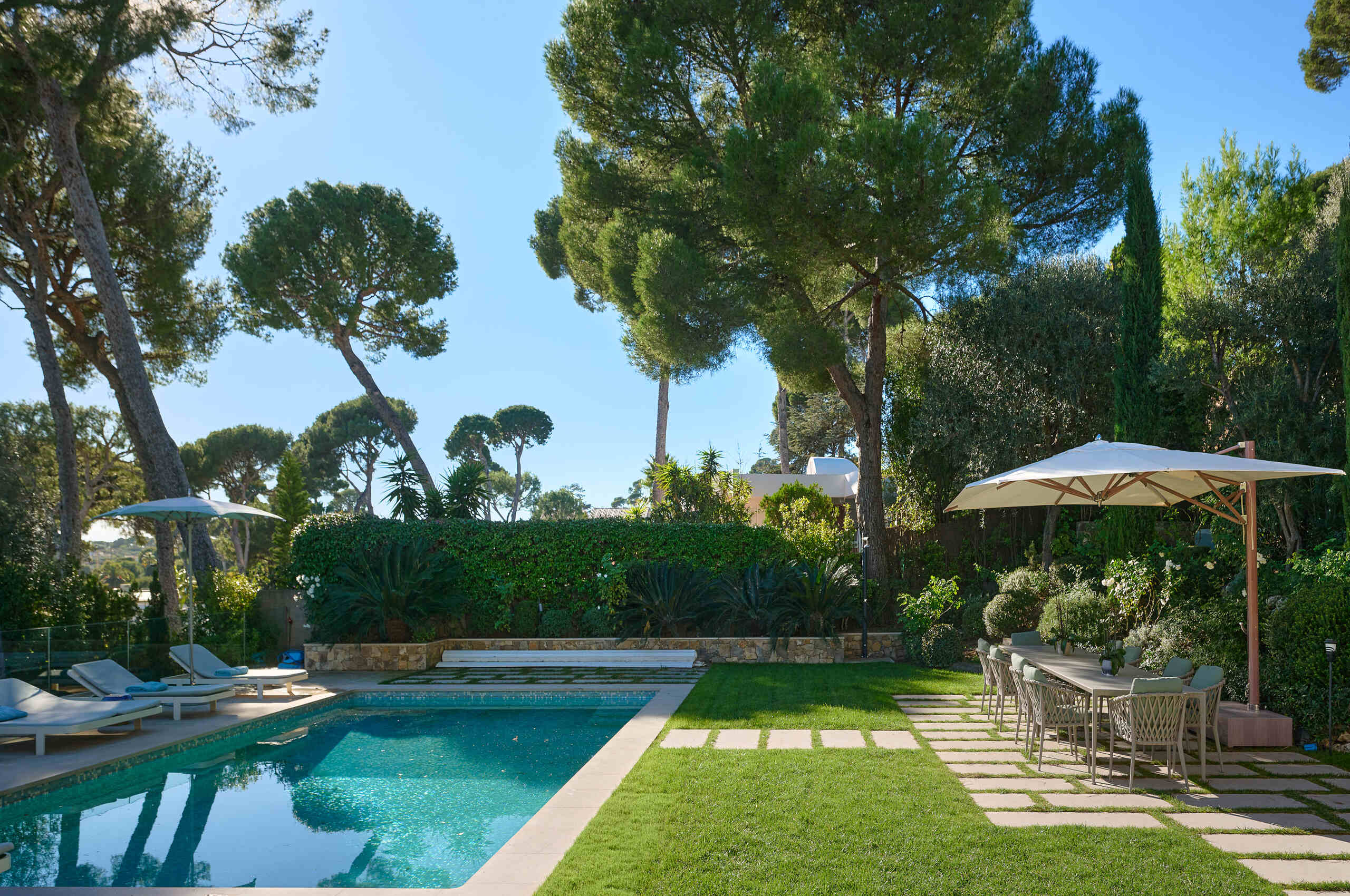 villa-ascot-pool-landscaped-garden-outdoordining-trees-capantibes