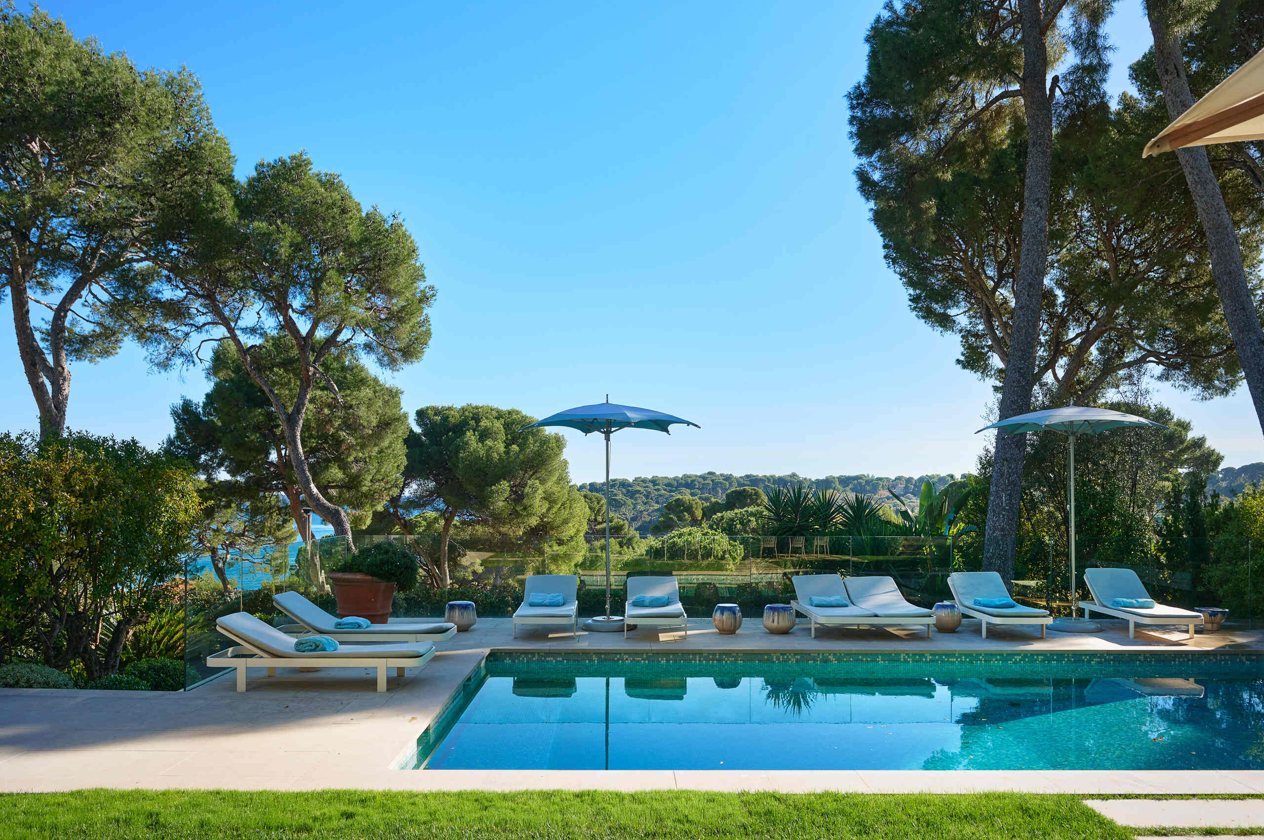villa-ascot-pool-seaview-luxury-sunbed-scenic-capantibes