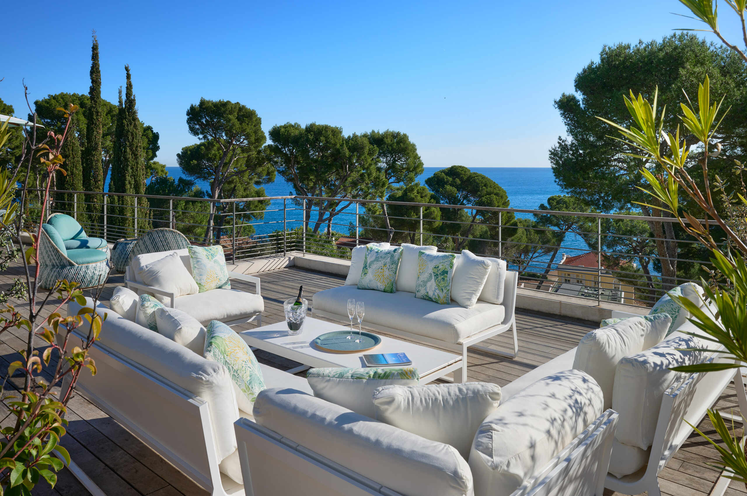 villa-ascot-roofterrace-outdoorlounger-seaview-luxury-capantibes