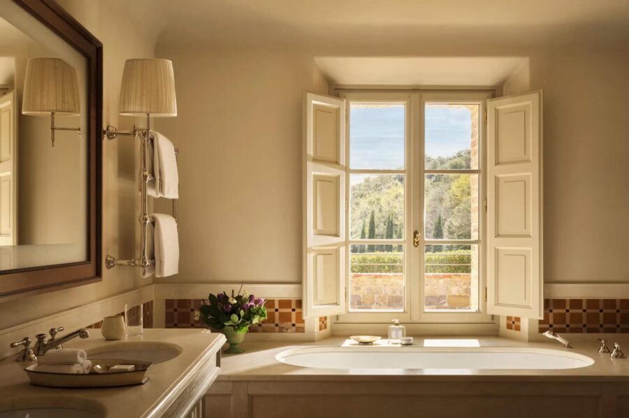villa-asia-bathroom-bathtub-scenic-views-luxury-tuscany