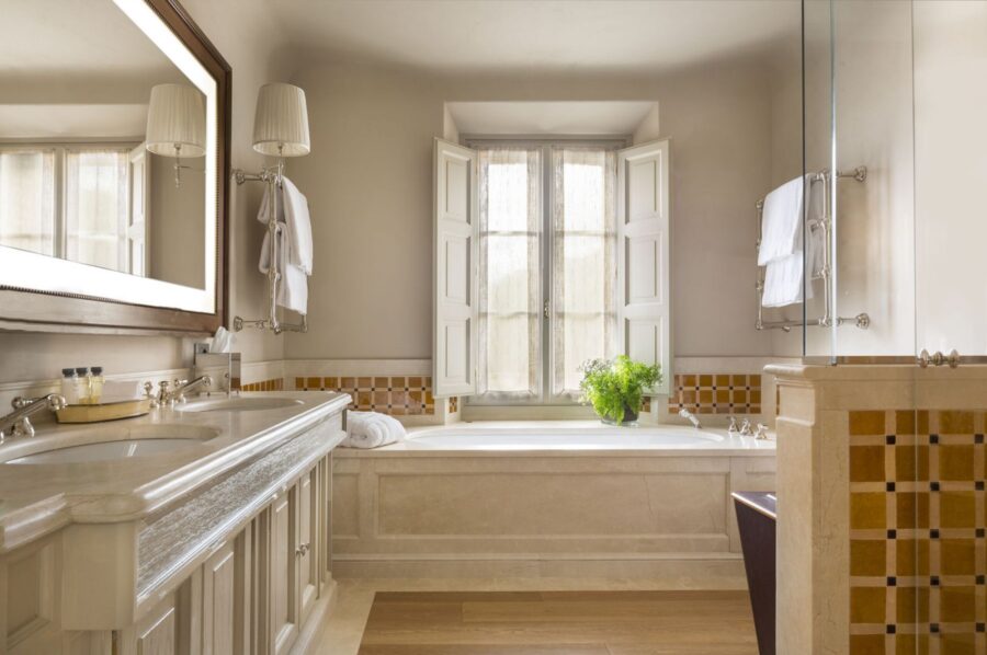 villa-asia-bathroom-bright-modern-luxury-design-tuscany