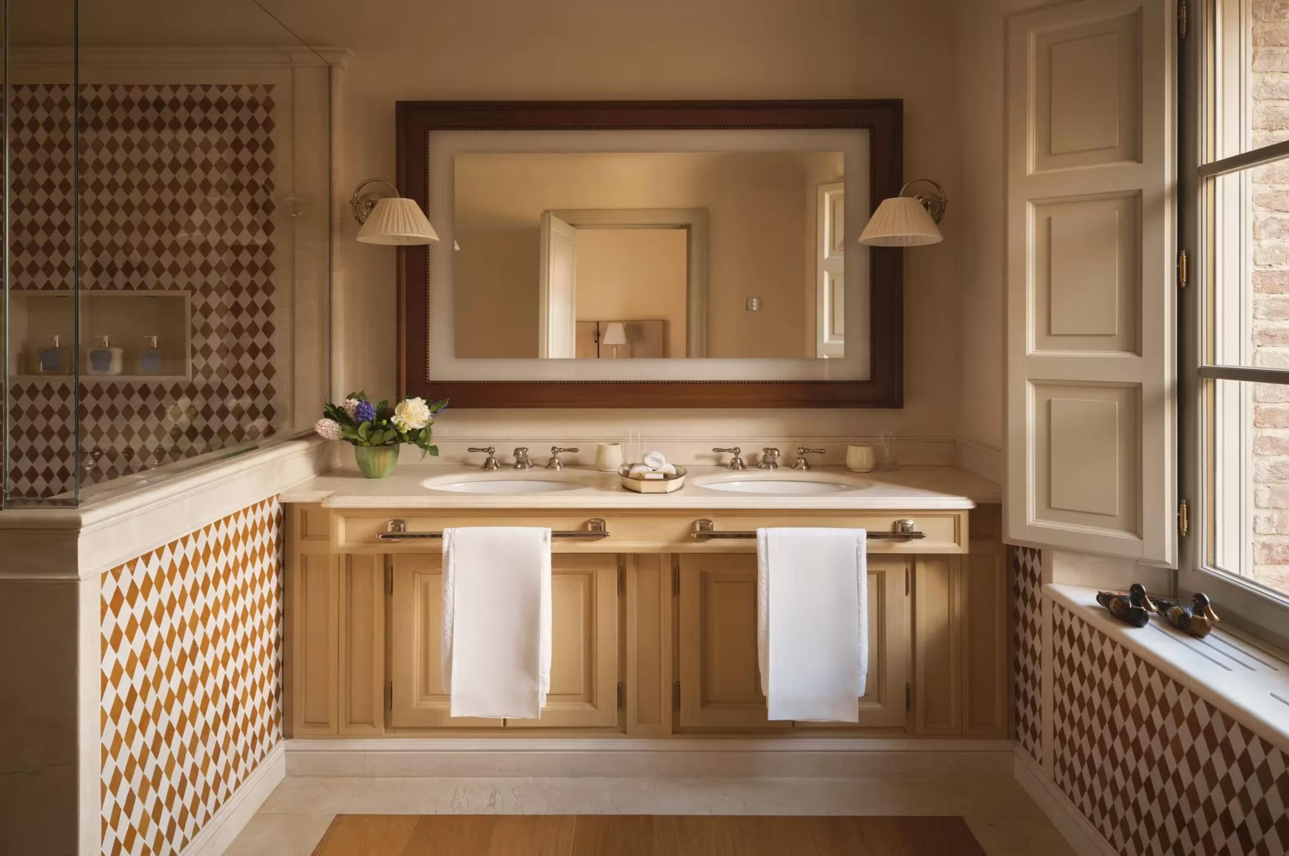 villa-asia-bathroom-double-sink-elegant-design-luxury-tuscany