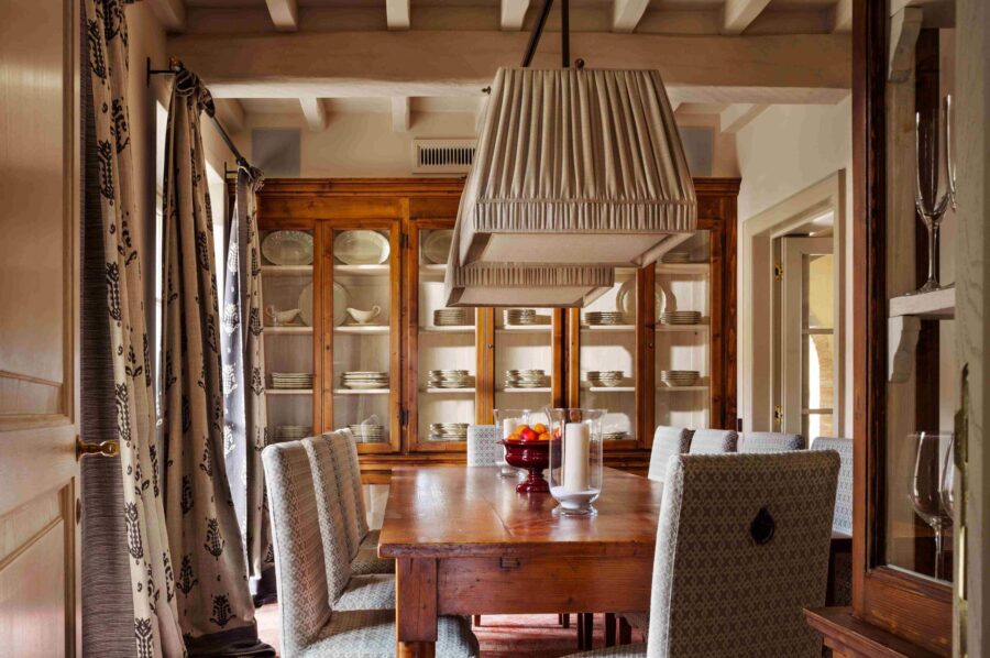 villa-asia-diningroom-luxury-charming-interior-tuscany