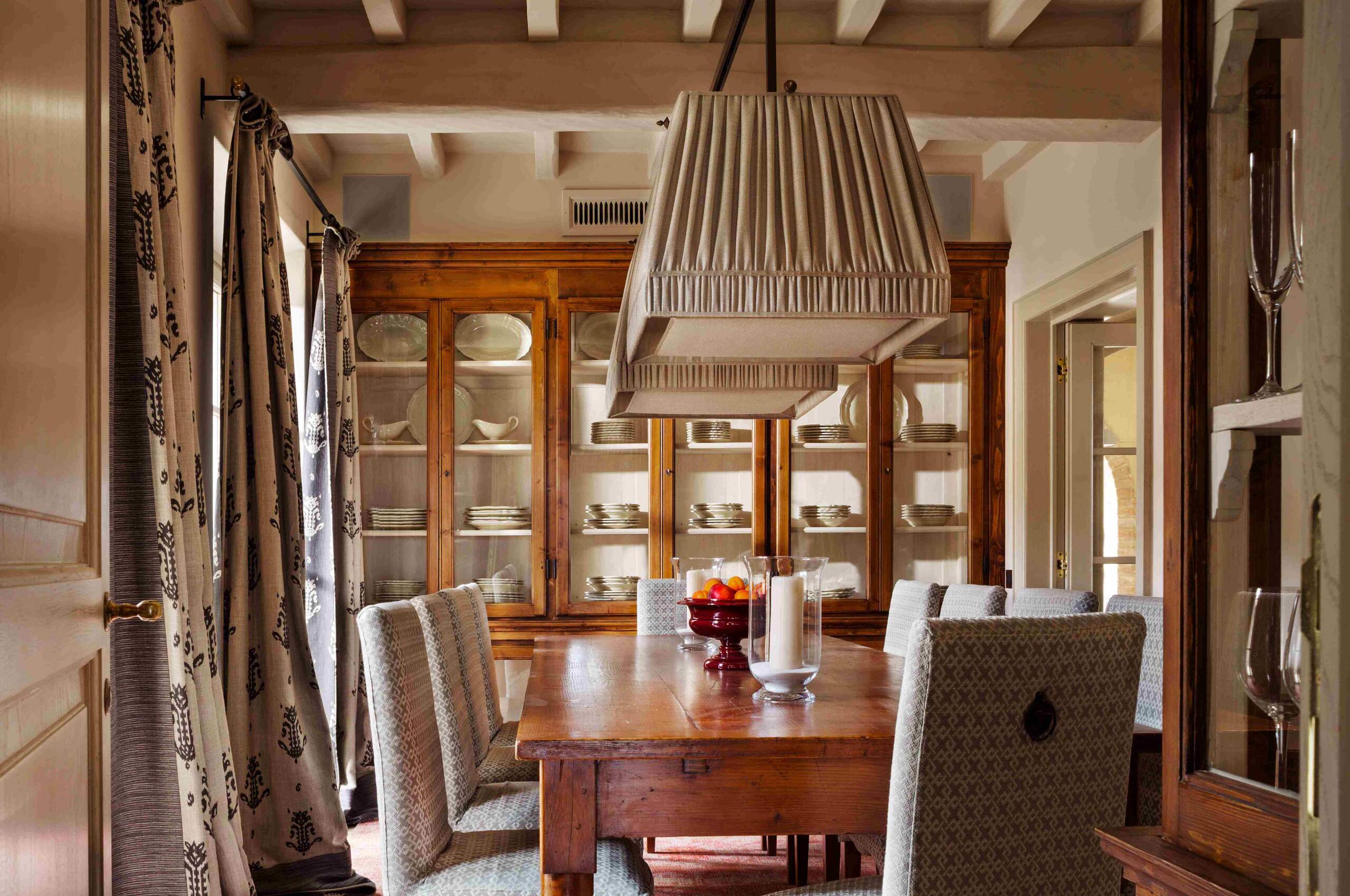 villa-asia-diningroom-luxury-charming-interior-tuscany