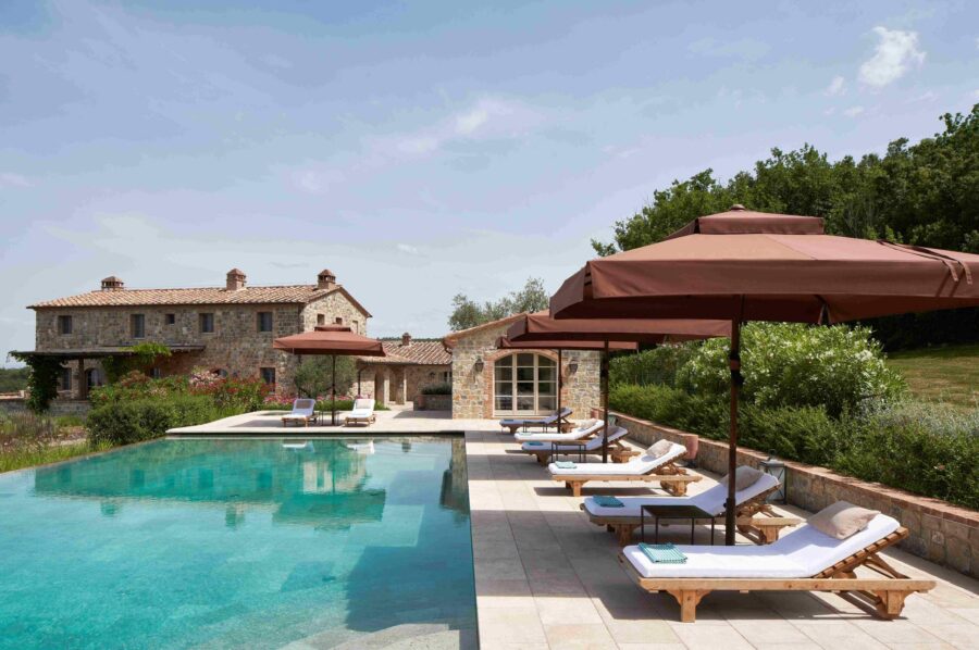 villa-asia-exterior-infinitypool-sunbed-charming-luxury-retreat-tuscany
