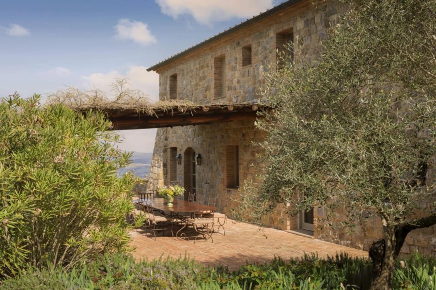 villa-asia-pergola-covered-terrace-alfreso-dining-area-scenic-views-luxury-tuscany